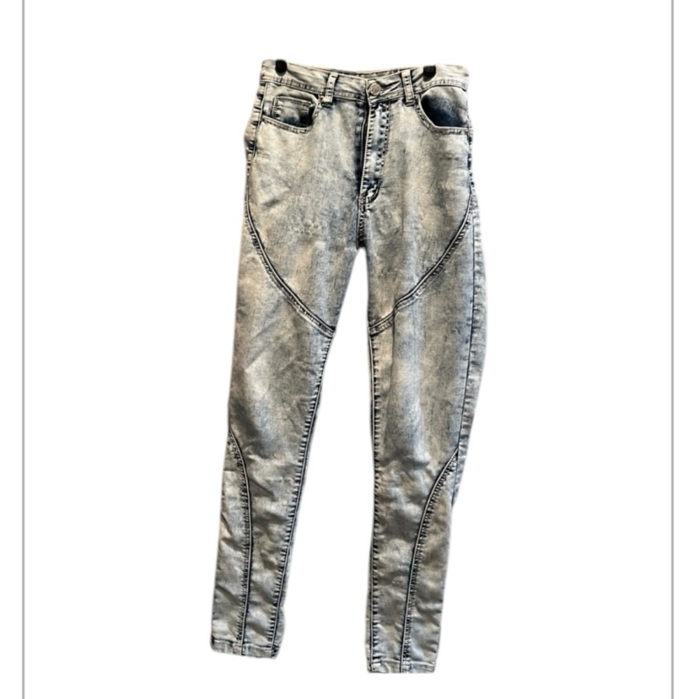 Fabulous 80’s 90’s vintage redfox whitewashed jeans- unique back leg zippers.